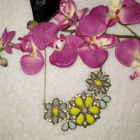 ⬇️⬇️⬇️Statement Floral Necklace  - Picture 1 of 5
